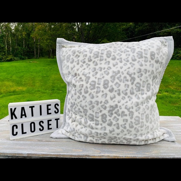 NWOT UGG PILLOW! - Picture 2 of 9